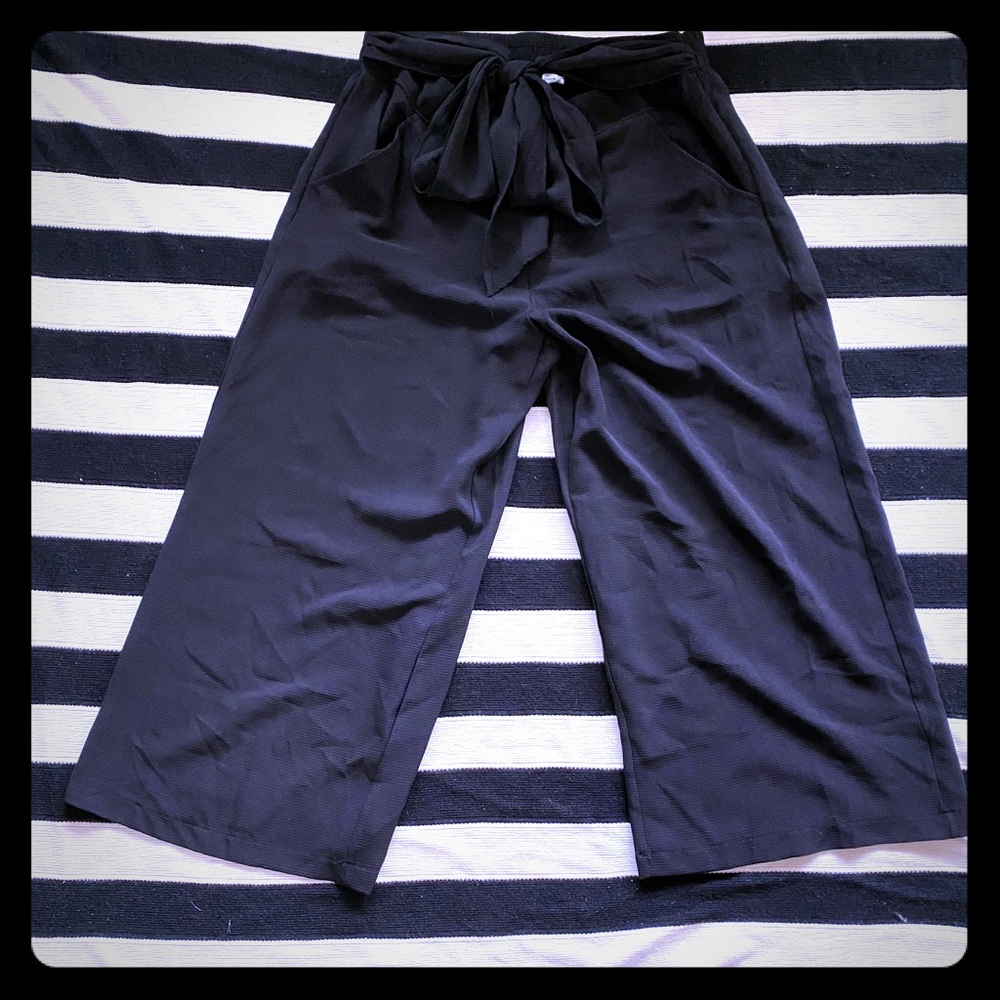 Capri pants with elastic waistband